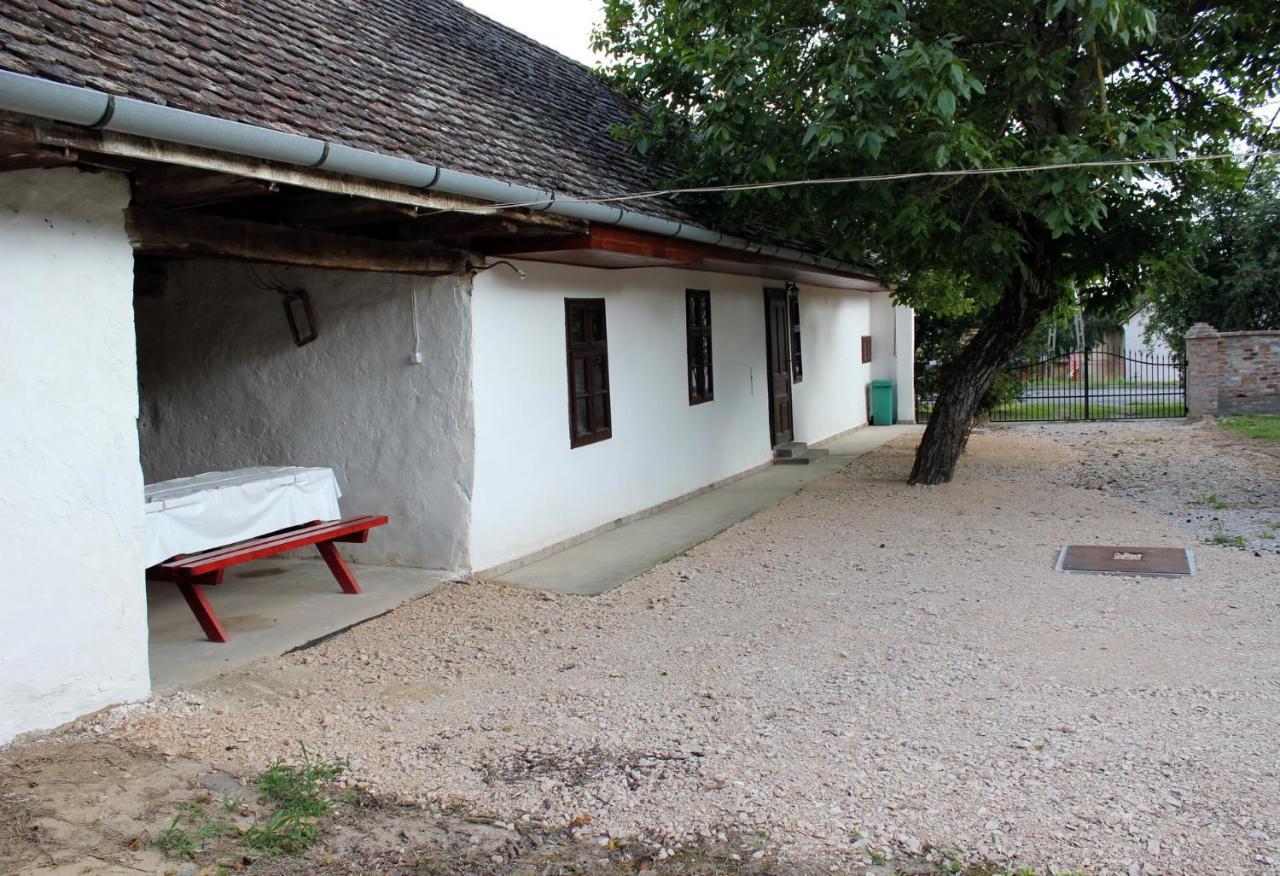 Retro Vendégház Nagyharsány Exterior foto